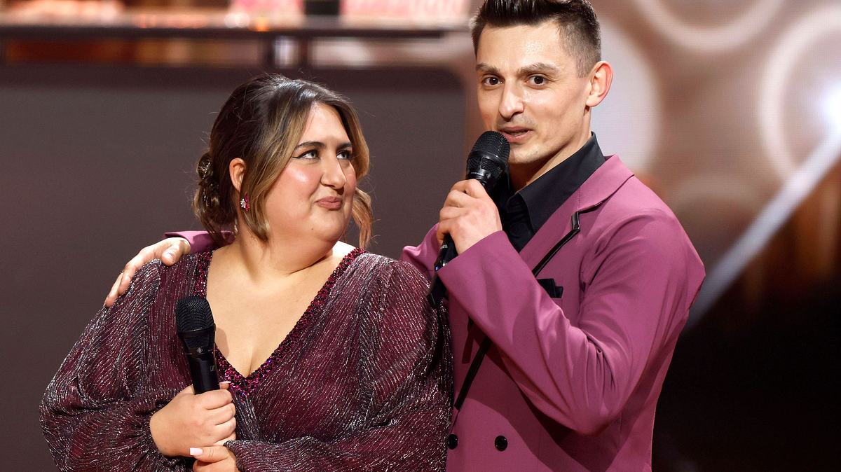 SelfieSandra und Zsolt Sándor Cseke fliegen kurz vor dem Finale. SelfieSandra und Zsolt Sándor Cseke fliegen kurz vor dem Finale.