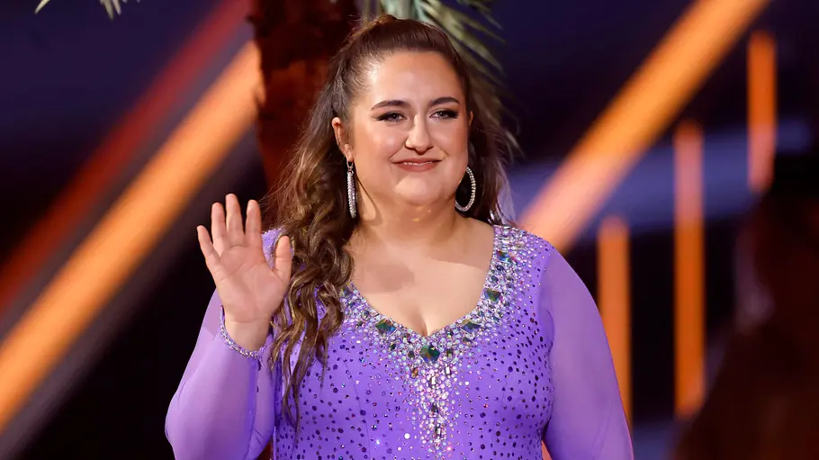 Selfiesandras Terminplan ist einfach zu voll. Sandra Safiulov winkt im Halbfinale der 18. Staffel von Let's Dance.