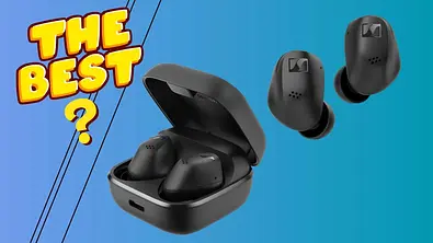 Die Sennheiser In-Ear-Kopfhörer vor einem bläulichen Hintergrund und einem The Best? Schriftzug - Foto: TVM/PR