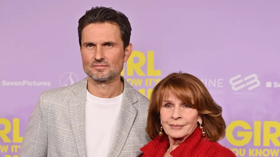 Senta Berger steht neben ihrem Sohn. Sie posieren vor einer Fotowand. Senta Berger steht neben ihrem Sohn. Sie posieren vor einer Fotowand.
