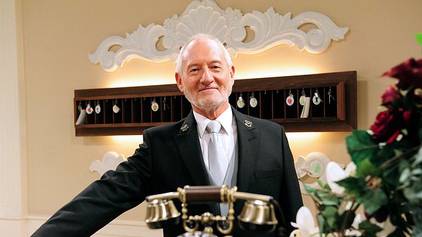 Alfons Sonnbichler wird von Sepp Schauer verkörpert - er lächelt in die Kamera - Foto: ARD/Ann Paur