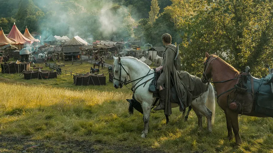 Ser Duncan auf dem Pferd. Er blickt hinab auf das Turniergelände.