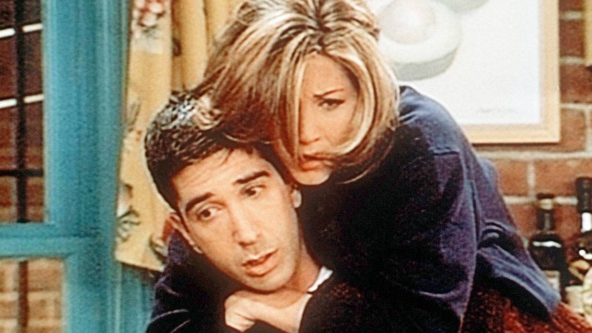 Serie „Friends“ ist „super schwulenfeindlich“ Ross Geller (David Schwimmer) wird von einer entsetzt schauenden Rachel Green (Jennifer Aniston) umarmt