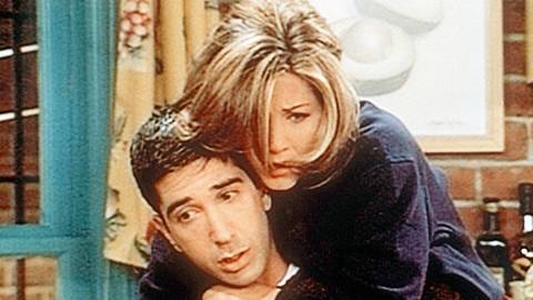  Ross Geller (David Schwimmer) wird von einer entsetzt schauenden Rachel Green (Jennifer Aniston) umarmt - Foto:  Kirch Media