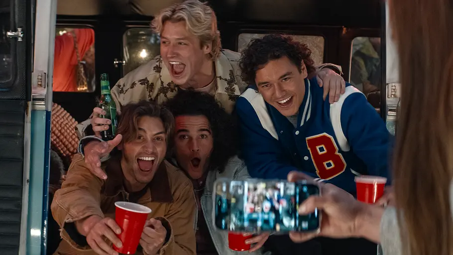 Logan, Dean, Tucker und Garrett sind in der Serie „Off Campus“ beste Freunde.