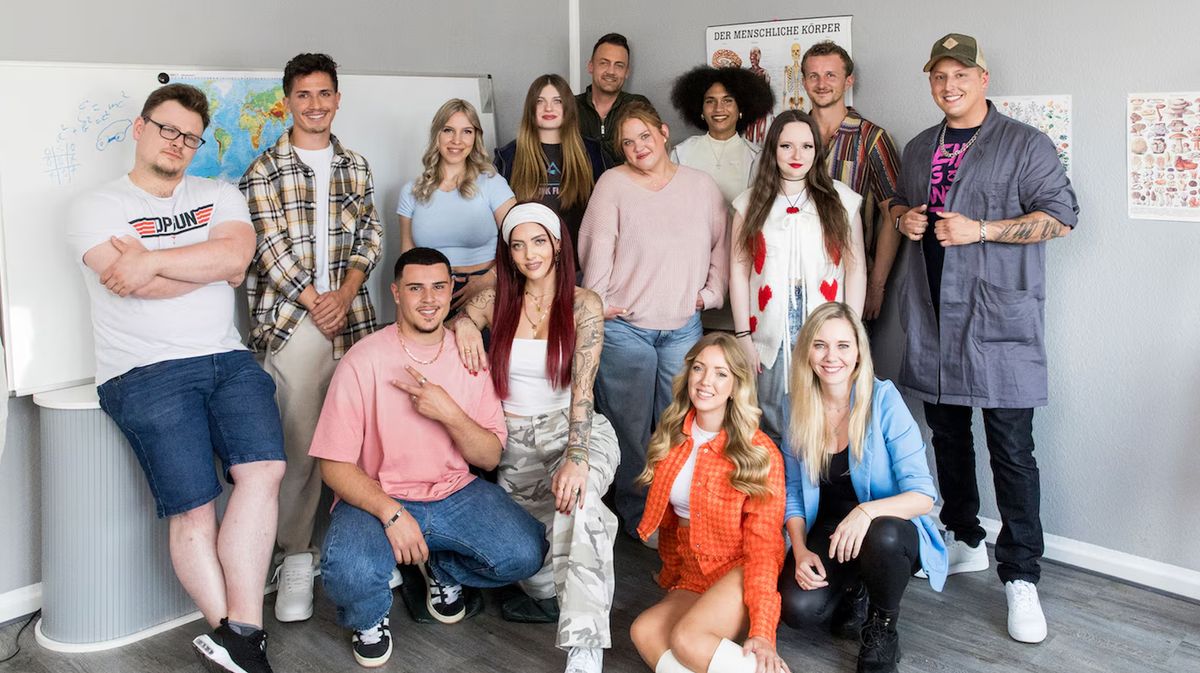 Seriencomeback auf RTL+: „Krass Schule ist zurück! Der neue Cast des Serien-Comebacks „Krass Schule auf einem Foto versammelt: Ab dem 1. Juli können Zuschauer:innen sich selbst von dem Seriencomeback überzeugen.