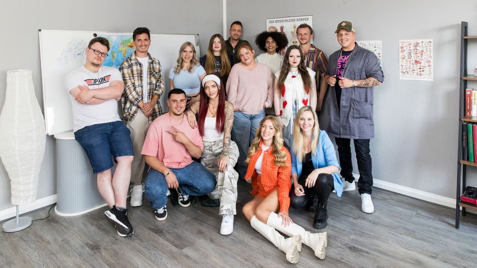 Der neue Cast des Serien-Comebacks „Krass Schule auf einem Foto versammelt: Ab dem 1. Juli können Zuschauer:innen sich selbst von dem Seriencomeback überzeugen.  - Foto: RTLZWEI
