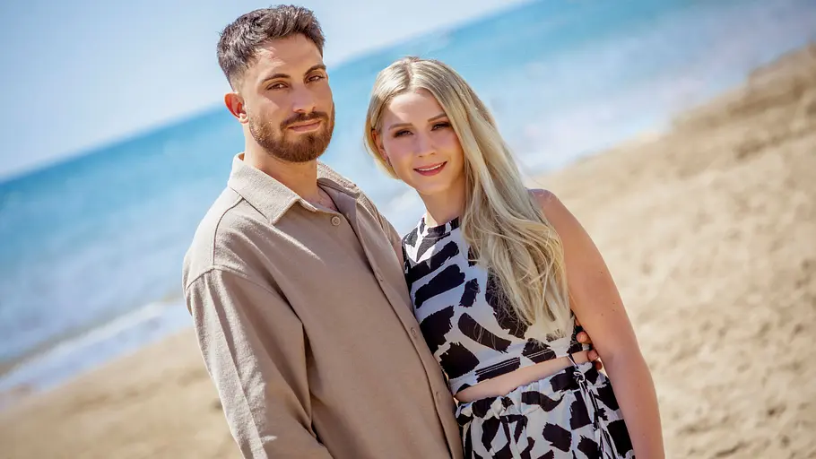 Servet und Loredana Wollny gemeinsam am Strand.