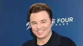 Seth MacFarlane lächelt freudig vor einer blauen Fotowand. - Foto: IMAGO / Everett Collection Seth MacFarlane lächelt freudig vor einer blauen Fotowand. - Foto: IMAGO / Everett Collection