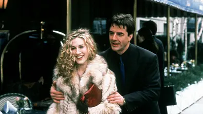 Carrie Bradshaw (Sarah Jessica Parker) und Mr. Big (Chris Noth) in „Sex And The City“ - Foto: IMAGO / Capital Pictures