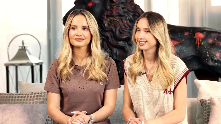 Shania und Davina Geiss sitzen für einen Talking Head auf einem Sofa.