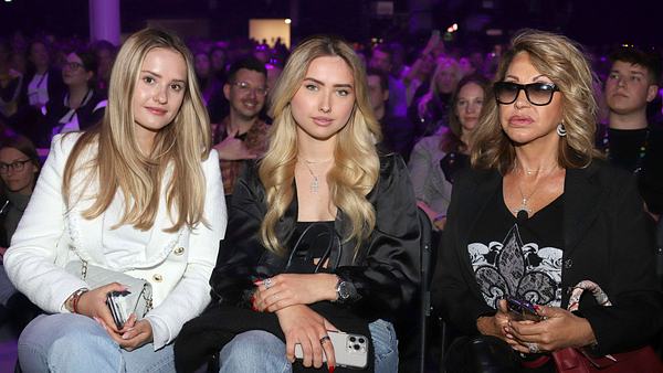 Man sieht Shania, Davina und Carmen Geiss, die „glamourös anmutend auf einer öffentlichen Veranstaltung sitzen.  - Foto:  IMAGO / Future Image