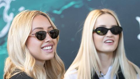 Shania Tyra Geiss (l) und ihre Schwester Davina Shakira Geiss, während der Tuning World Bodensee auf dem Messegelände der Messe Friedrichshafen. - Foto:  IMAGO / Silas Stein