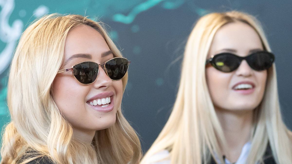 Shania und Davina Gage Shania Tyra Geiss (l) und ihre Schwester Davina Shakira Geiss, während der Tuning World Bodensee auf dem Messegelände der Messe Friedrichshafen.