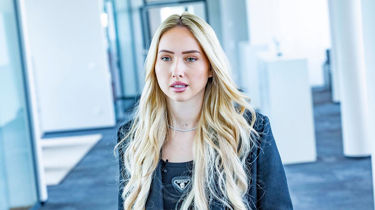 Shania Geiss sieht sehr ernst aus. Der Überfall auf ihre Eltern belastet sie sehr. Shania Geiss sieht sehr ernst aus. Der Überfall auf ihre Eltern belastet sie sehr.