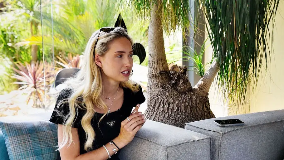 Shania sitzt auf einer grauen Couch
