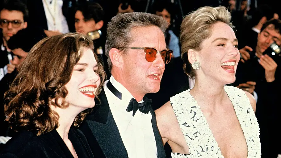 Sharon Stone Jeanne Tripplehorn Michael Douglas Affäre. Sharon Stone, Jeanne Tripplehorn und Michael Douglas posieren lächelnd vor Fotografen.