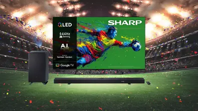 Sharp-TV und Soundbar vor einem Stadion-Fußballplatz mit Feuerwerk und Konfetti - Foto: TV Movie / Canva