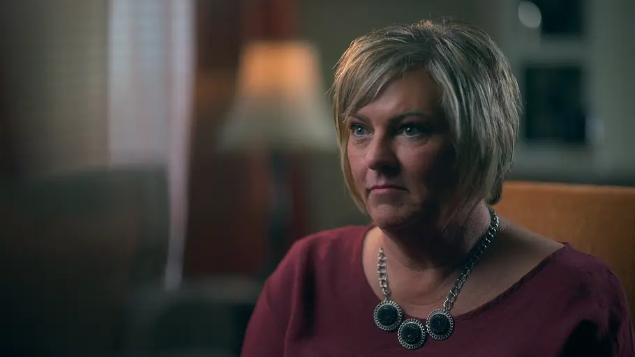Shawna Scott sitzt in ihrem Wohnzimmer.