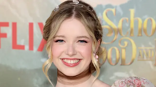 Die Schauspielerin Shay Rudolph steht auf dem roten Teppich. - Foto: IMAGO / Newscom / AdMedia Die Schauspielerin Shay Rudolph steht auf dem roten Teppich. - Foto: IMAGO / Newscom / AdMedia