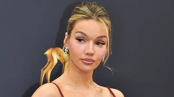 Shirin David schaut ernst zur Seite bei den Bambis. - Foto: Imago / Spöttel Picture