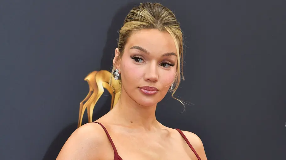 Shirin David hat eine eigene Netflix-Doku veröffentlicht. Shirin David schaut ernst zur Seite bei den Bambis.