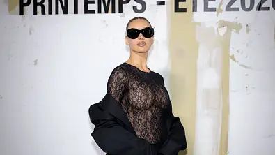 Shirin David mit Sonnenbrille auf einem Red Carpet vor neutralem Hintergrund. - Foto: IMAGO / ABACAPRESS Shirin David mit Sonnenbrille auf einem Red Carpet vor neutralem Hintergrund. - Foto: IMAGO / ABACAPRESS