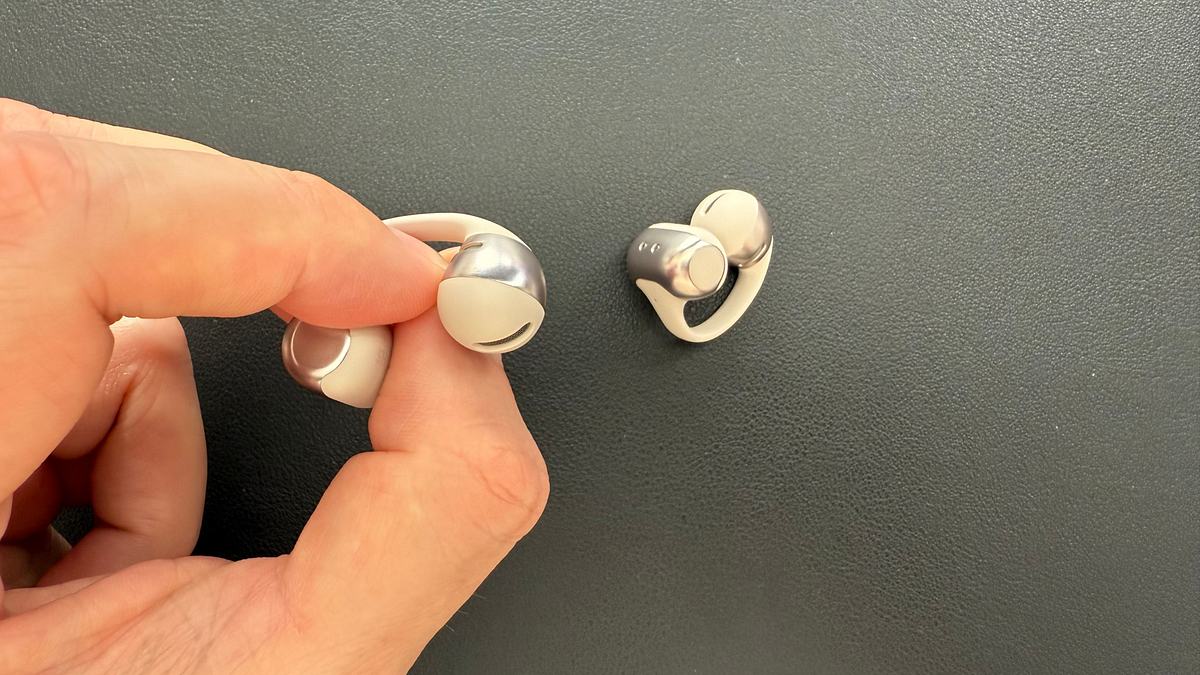 Die Shokz OpeDot ONE in der Nahaufnahme, Lautsprecher sind erkennbar.