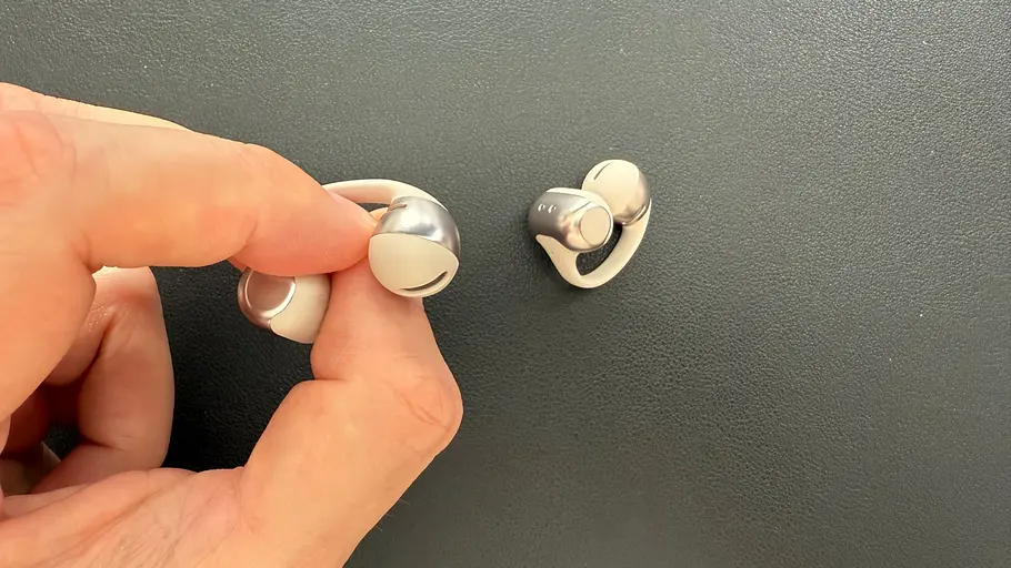 Die Shokz OpeDot ONE in der Nahaufnahme, Lautsprecher sind erkennbar.