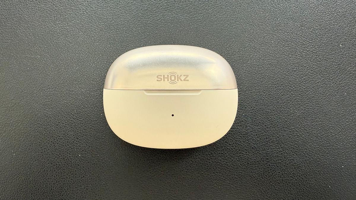 So siehts das Shokz-OpenDot-ONE-Ladeetui von vorn aus.