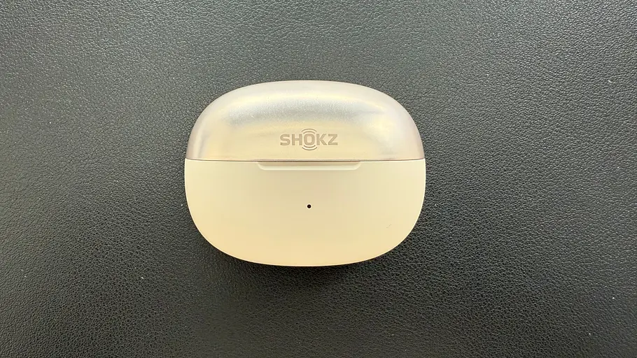 So siehts das Shokz-OpenDot-ONE-Ladeetui von vorn aus.