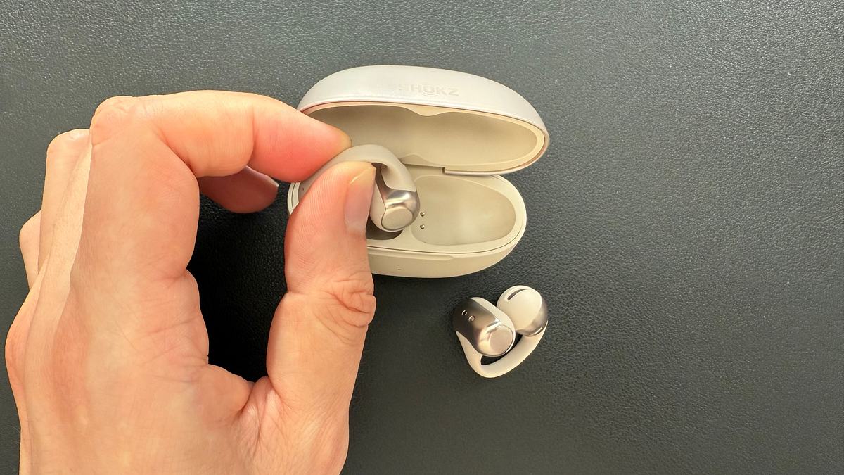 Die Shokz OpenDot ONE werden aus dem Ladeetui genommen.