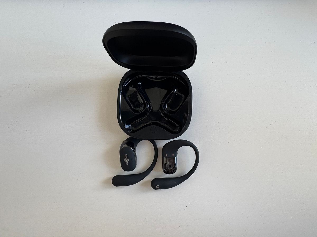 Shokz OpenFit 2+ außerhalb des Ladecase.