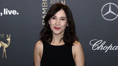 Sibel Kekilli steht vor einer Fotowand der Bambi-Verleihung. - Foto:  IMAGO / Future Image