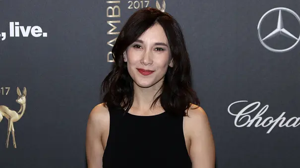 Sibel Kekilli steht vor einer Fotowand der Bambi-Verleihung. - Foto: IMAGO / Future Image Sibel Kekilli steht vor einer Fotowand der Bambi-Verleihung. - Foto: IMAGO / Future Image