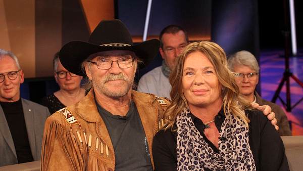 Konny und Manuela Reimann sitzen im Studio der NDR Talkshow. - Foto: IMAGO / BREUEL-BILD