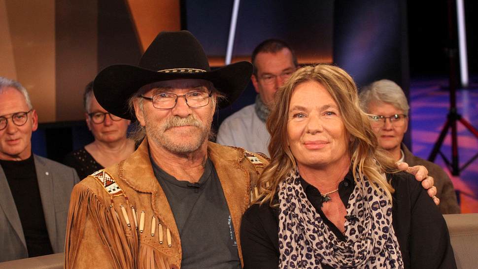 Konny und Manuela Reimann sitzen im Studio der NDR Talkshow. - Foto: IMAGO / BREUEL-BILD