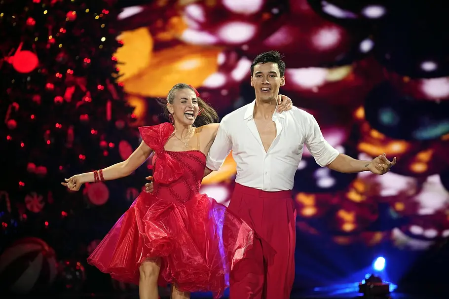 Diego Pooth (22) und Ekaterina Leonova (38) Ekaterina Leonova und Diego Pooth freuen sich beim Let's Dance-Weihnachtsspecial - über den Sieg?