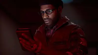 Simon schaut auf sein Handy - Foto: Konami / Screen Burn Interactive