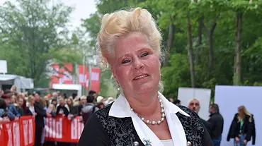 Silvia Wollny, die sich derzeit mit Tochter Loredana streitet, auf dem roten Tepich mit edler Frisur und ernstem Blick - Foto: IMAGO / Gartner