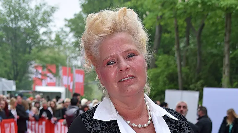 Silvia Wollny, die sich derzeit mit Tochter Loredana streitet, auf dem roten Tepich mit edler Frisur und ernstem Blick