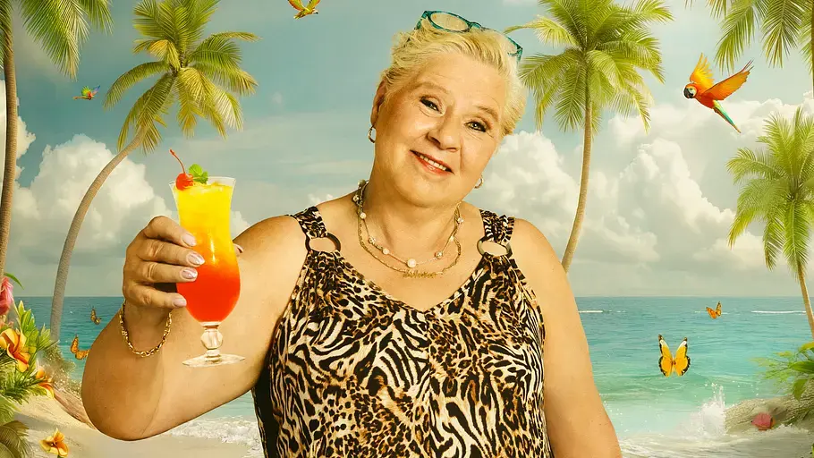 Silvia Wollny Silvia hält für ein Promobild einen Cocktail hoch.