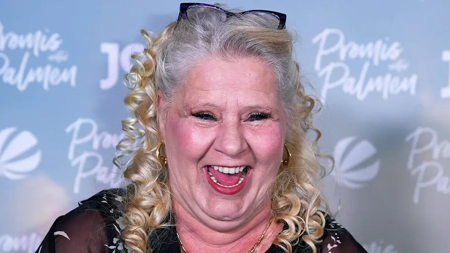 Auf einem brandaktuellen Foto von der Promis unter Palmen-Premiere lacht Silvia Wollny ausgelassen in die Kamera.