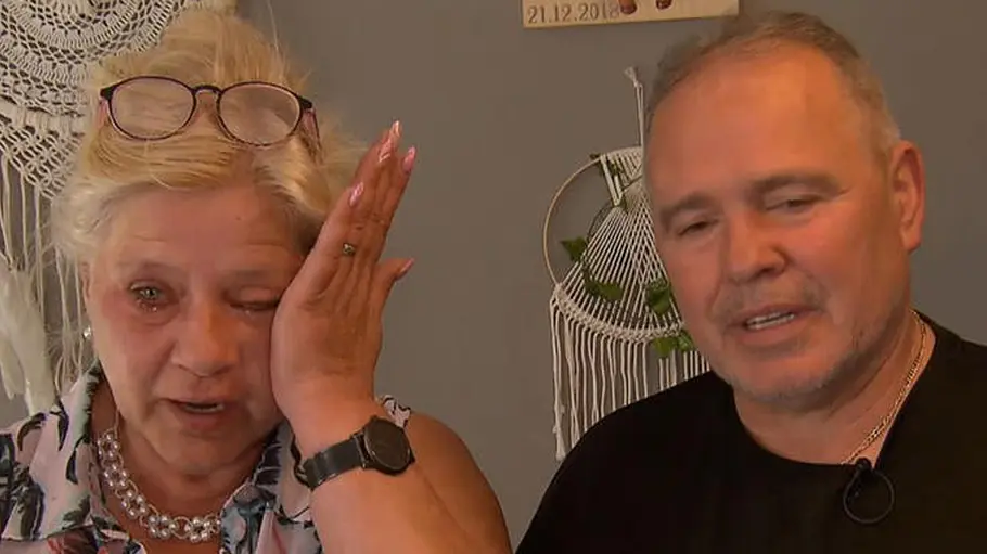 Silvia Wollny sitzt weinend am Tisch, Harald Elsenbast sitzt hilflos daneben. 