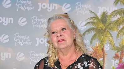 Silvia Wollny posiert auf dem roten Teppich. Sie hat die Haare halb hochgesteckt und blickt verträumt. - Foto: IMAGO / STAR-MEDIA