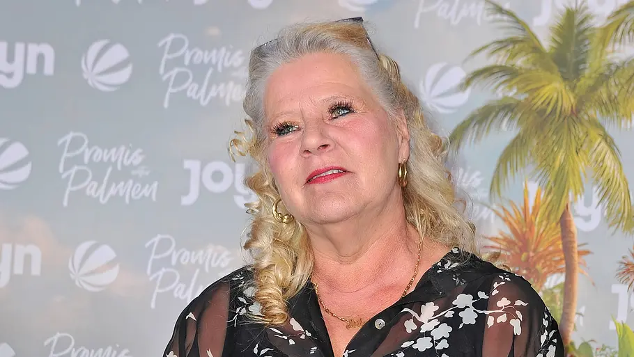 Silvia Wollny posiert auf dem roten Teppich. Sie hat die Haare halb hochgesteckt und blickt verträumt.