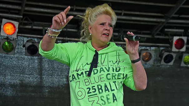Silvia Wollny  performt auf der Bühne. - Foto:  IMAGO / Gartner
