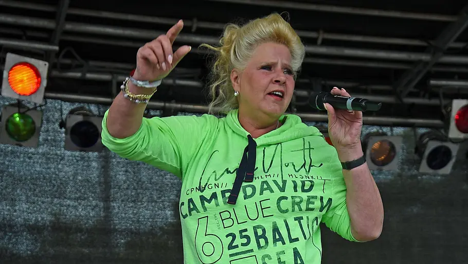 Silvia Wollny  performt auf der Bühne.