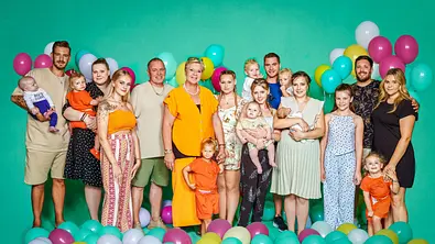 Silvia Wollny steht umringt von Luftballons und ihrer Familie vor einem grünen Hintergrund. - Foto: RTL2 Silvia Wollny steht umringt von Luftballons und ihrer Familie vor einem grünen Hintergrund. - Foto: RTL2
