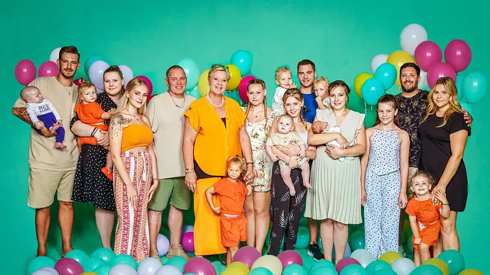 Silvia Wollny steht umringt von Luftballons und ihrer Familie vor einem grünen Hintergrund. - Foto: RTL2